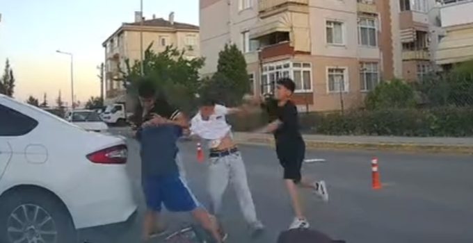 Yenikent’te Küçük Yaşta Çocukların Karıştığı Yumruklu Kavga!