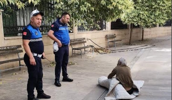 Zabıta Ekiplerinden Evsiz Vatandaşa Yardım Eli