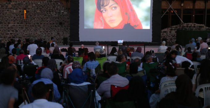 Gölcüklüler “Selvi Boylum Al Yazmalım” Filmiyle Nostaljik Bir Akşam Yaşadı