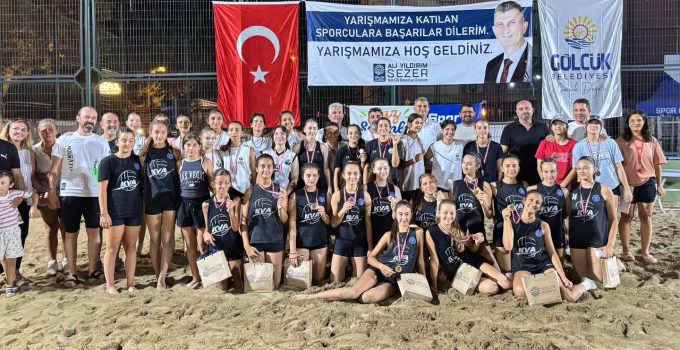 Plaj Voleybolunda Miniklerden Büyük Mücadele
