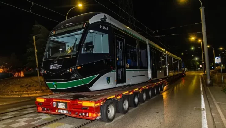 Kocaeli Büyükşehir Belediyesi 7. Tramvayı da Raylara İndirdi