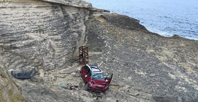 Kandıra’da Otomobil Pembe Kayalar’dan Uçtu: 4 Kişi Hafif Yaralı