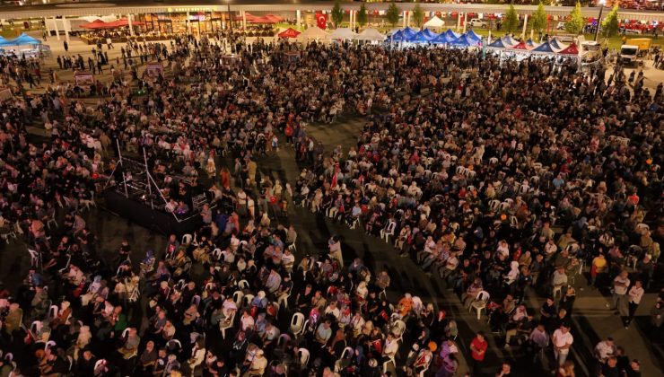 İzmit Milli İrade Meydanı’na akın ettiler