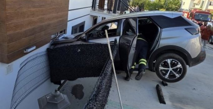 Kadın Sürücü,Araç Ev ile Duvar Arasında Asılı Kaldı