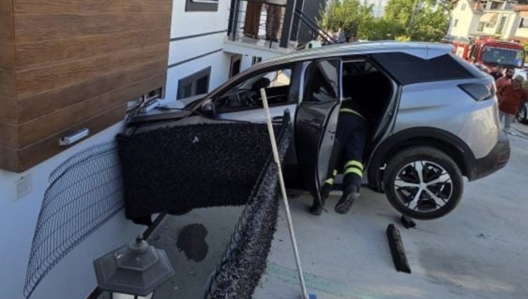 Kadın Sürücü,Araç Ev ile Duvar Arasında Asılı Kaldı