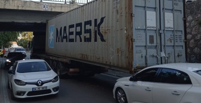 Tırın Altına Giren Taksinin Sürücüsü Yaralandı