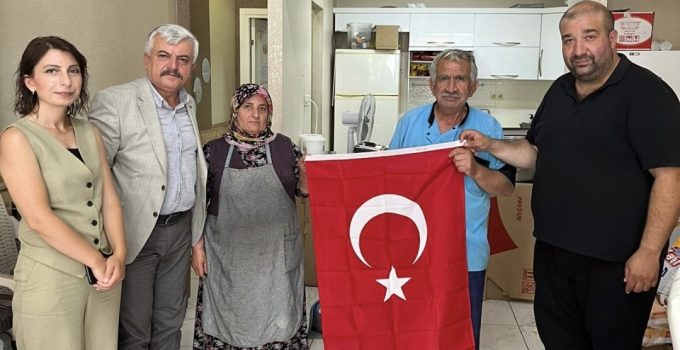 MHP’den Körfez çıkarması: Esnafa Türk bayrağı, mesaj “Terörsüz Türkiye”