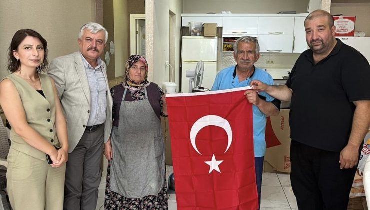 MHP’den Körfez çıkarması: Esnafa Türk bayrağı, mesaj “Terörsüz Türkiye”