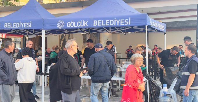 Gölcük Belediyesi’nden Depremzedelere Sıcak Çorba İkramı