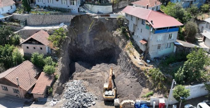 Gölcük Belediyesi, Toprak Kayması Sonrası Taş Duvar Çalışmasına Başladı