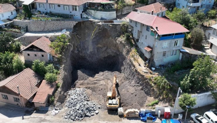 Gölcük Belediyesi, Toprak Kayması Sonrası Taş Duvar Çalışmasına Başladı