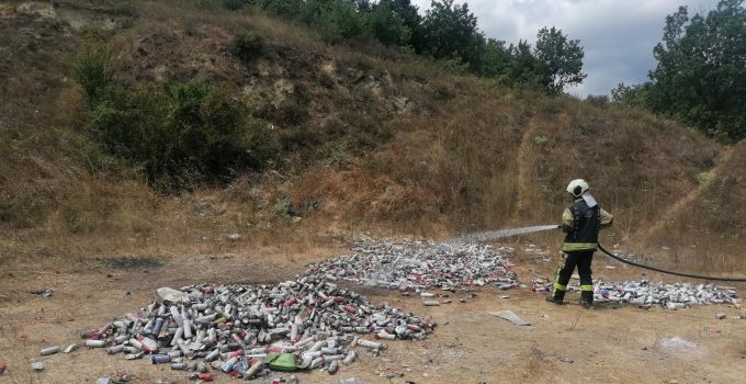 İzmit’te Ormanlık Alana Bırakılan Basınçlı Sprey Kutuları Temizlendi