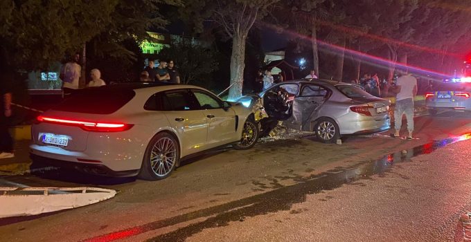 Kartepe’de İki Otomobil Çarpıştı: 4 Yaralı