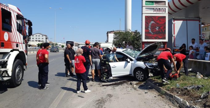 Körfez D100’de Kaza: Otomobil Akaryakıt İstasyonunun Duvarına Çarptı, 1 Yaralı