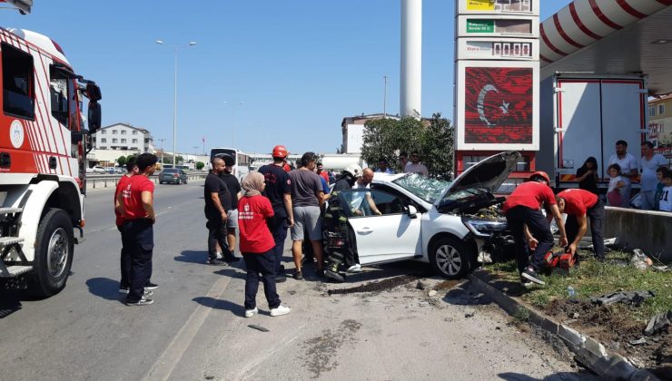 Körfez D100’de Kaza: Otomobil Akaryakıt İstasyonunun Duvarına Çarptı, 1 Yaralı