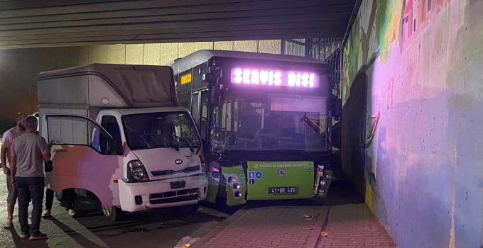 Körfez’de Alt Geçitte Kaza: 2 Kişi Yaralandı