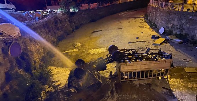 Körfez’de Park Halindeki Kamyonet Dereye Düşüp Alev Aldı