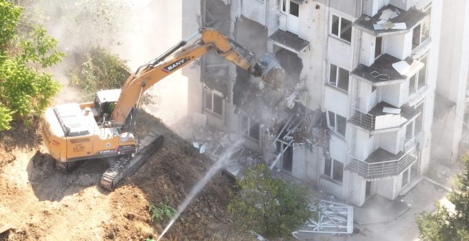 Çayırova’da riskli yapıların yıkımına başlandı