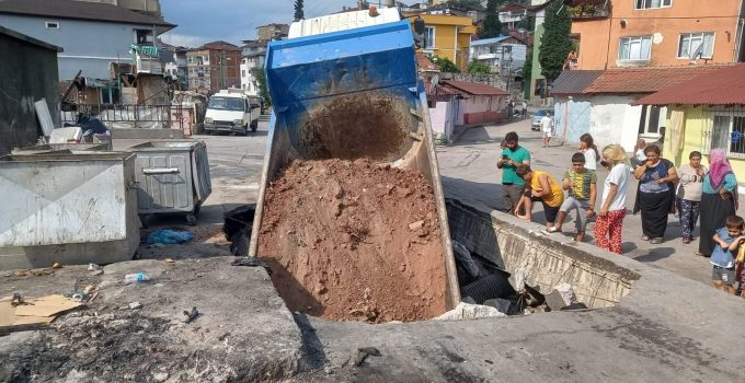 İzmit’te Hafriyat Kamyonu Dereye Düştü
