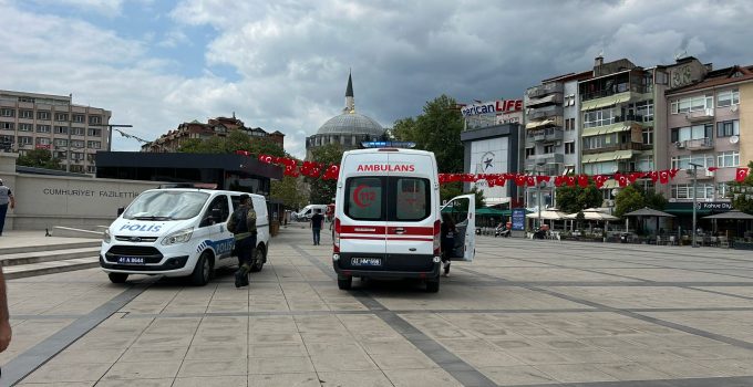 İzmit Kent Meydanı’nda Kendini Yakmak İsteyen Şahıs İkna Edildi
