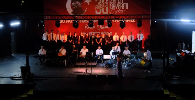 Derince’de Zafer Bayramı Şarkılarla Kutlandı