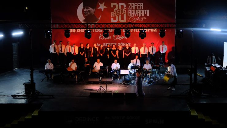 Derince’de Zafer Bayramı Şarkılarla Kutlandı