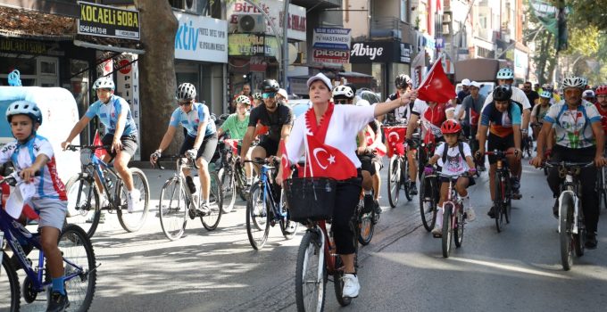 İzmit’te coşkulu bisiklet korteji