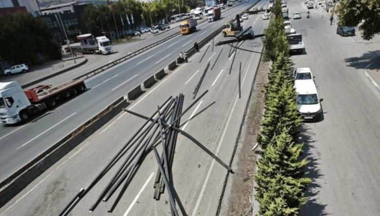 D-100’de Tırdan Dökülen Demir Profiller Trafiği Felç Etti