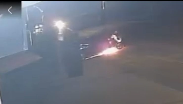 Seyir Halindeki Otomobil Alev Aldı; Olay Anı Kamerada