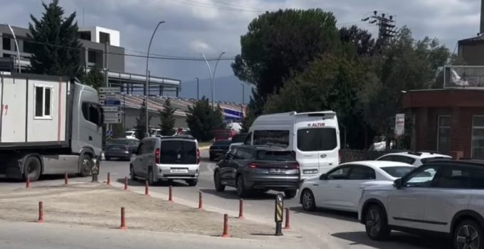 İzmit’te Zırhlı Market Açılışı Trafiği Kilitledi