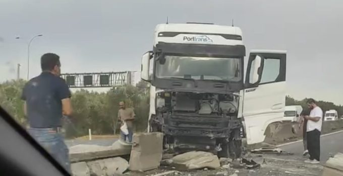 Tavşancıl’da Tır Beton Bariyere Çarptı, Trafik Felç Oldu