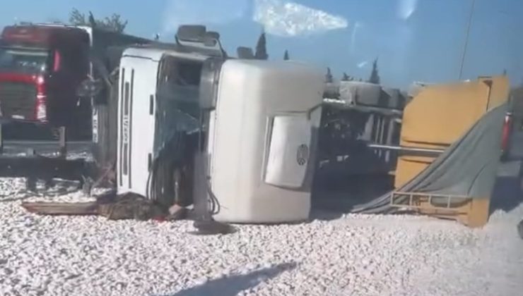 TEM Otoyolu’nda Mıcır Yüklü Tır Devrildi: Trafik Kilitlendi