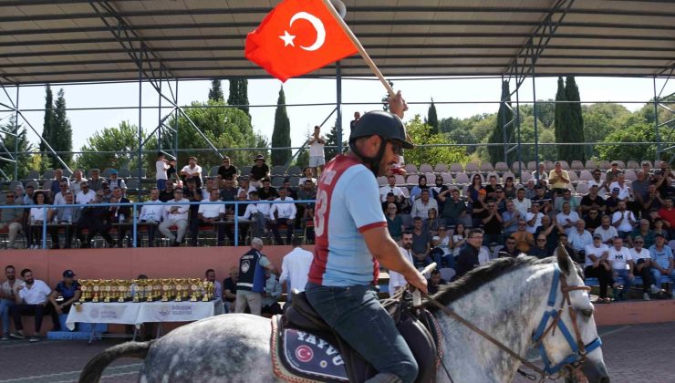 Gölcük’te Geleneksel Rahvan At Yarışları Nefes Kesti
