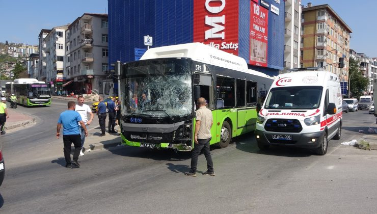 Yolcu otobüsü ile kamyonet çarpıştı: 1’i çocuk 6 yaralı