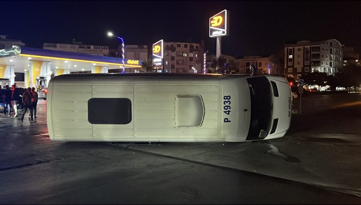 Otomobil ile çarpışan servis minibüsü devrildi: 1 yaralı