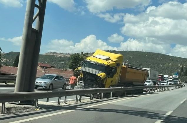 Hereke D100’de Tır Bariyerlere Çarptı, Trafik Uzun Süre Kapalı Kaldı