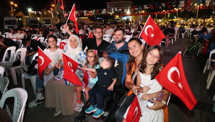Kocaelililer, mili coşkuyu dev ekranda yaşadı;Ay-Yıldızlı coşku meydana sığmadı